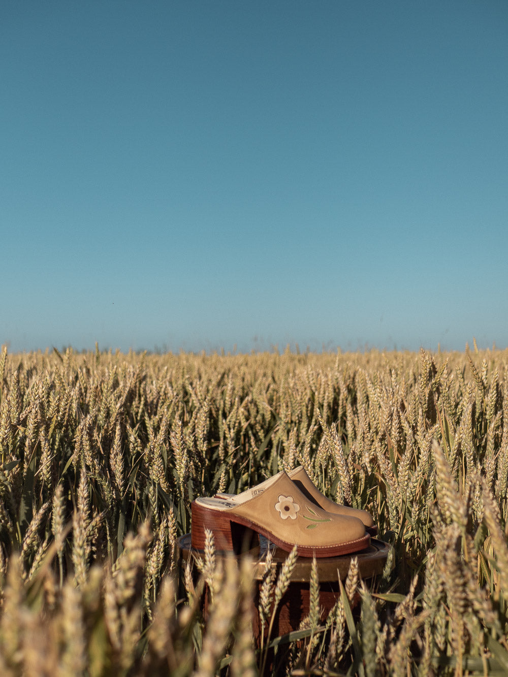 These flower clogs in tan are handcrafted in Spain by Sendra. It is made of the finest leather which adjusts and mould to fit your feet perfectly. The boots are true to size and go with any style. Whenever you're a vintage 70s babe, bohemian soul, 90s girl, western cowgirl or just .. it will be an investment piece that will spice up any outfit.
